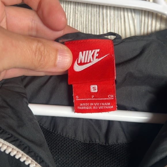 Nike Women’s Sportswear Windrunner jacket size small - Picture 2 of 6